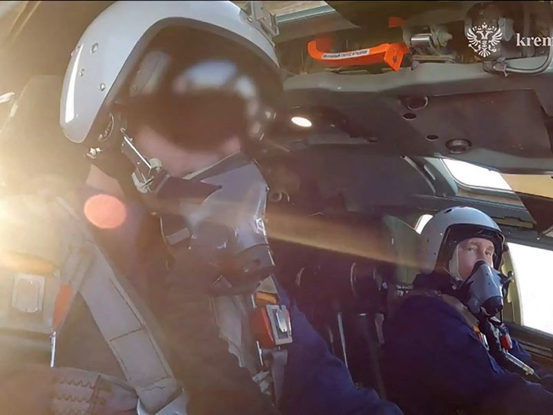 Putin takes flight on bomber aircraft