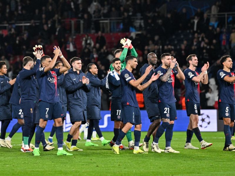 Paris Saint-Germain's players applauds the fans after winning at the end of the UEFA Champions League round of 16 first leg football match between Paris Saint-Germain (PSG) and Real Sociedad at the Parc des Princes Stadium in Paris, on February 14, 2024. (Photo by Miguel MEDINA / AFP)