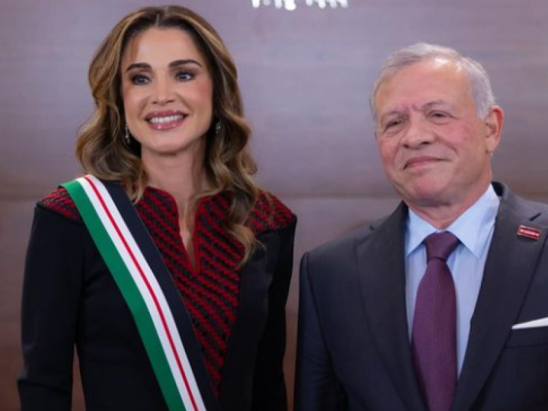 الملكة رانيا العبدالله راقية بإطلالة الثوب الأردني بعدة تصاميم مبهرة مؤخرا 