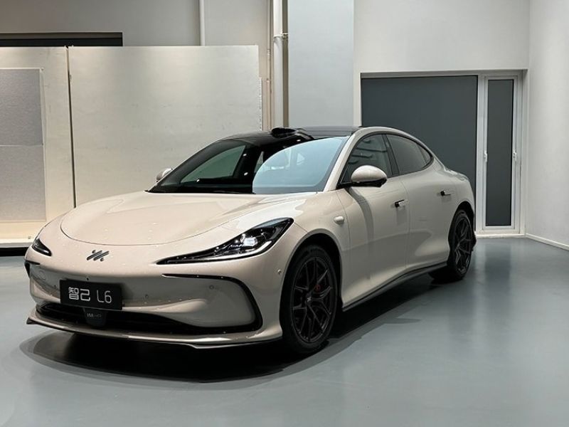 The pre-sale launch of the IM Motors L6 Sedan introduces three distinct trims to consumers: the L6 Max Standard Edition, priced at no more than RMB 230,000 ($31,800), the IM L6 Max Performance Edition, available for no more than RMB 299,900 ($41,475), and the L6 Max Lightyear Edition, starting at no more than RMB 330,000 ($45,650). With these competitive pricing options, IM Motors aims to appeal to a wide range of customers and solidify its position as an industry leader in electric vehicle innovation and a