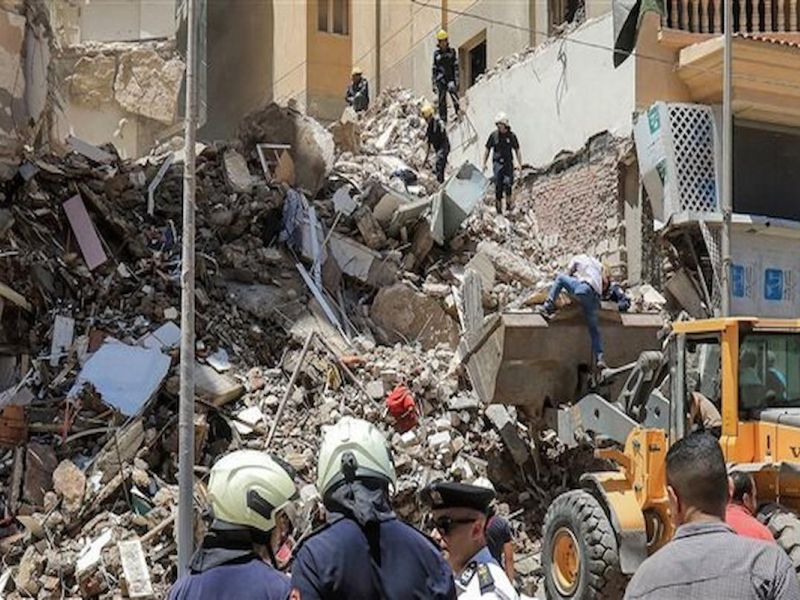  انهيار عقار قديم والبحث عن المفقودين والتفاصيل