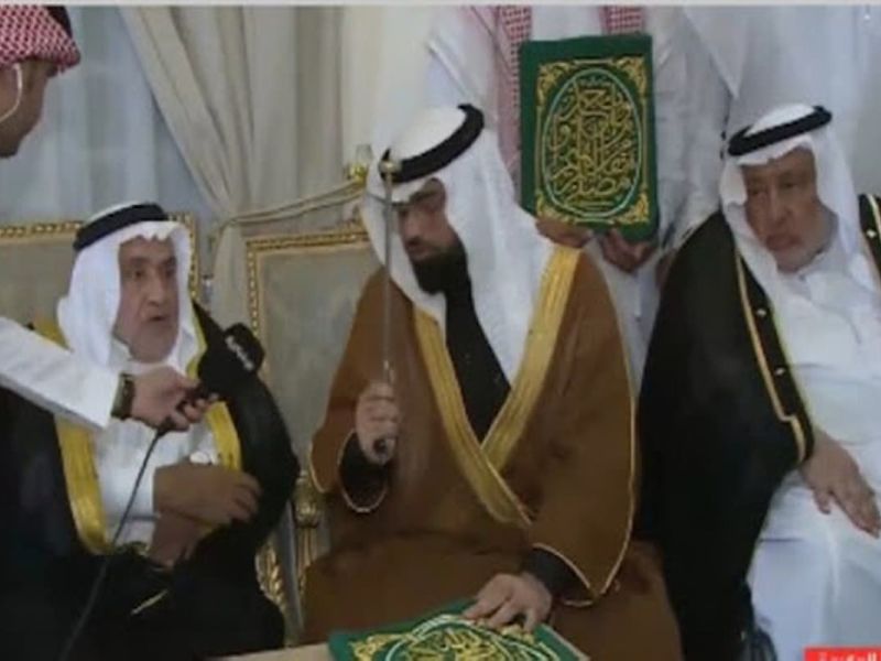 تعرف على سادن الكعبة المشرفة الجديد بعد تسلمه المفتاح