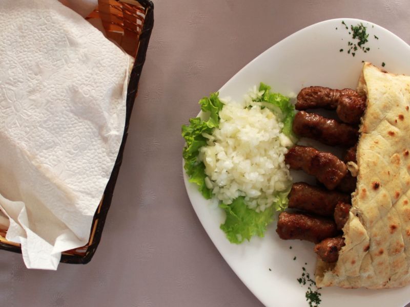 سجق مشوي (Ćevapi) على الطريقة البلقانية
