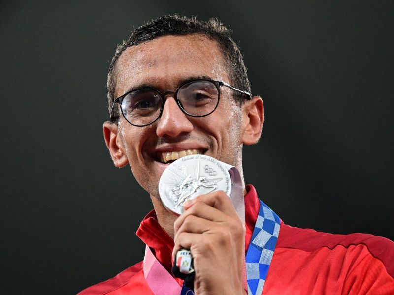 أحمد الجندي يحتفل بميداليته (Photo by Pedro PARDO / AFP)