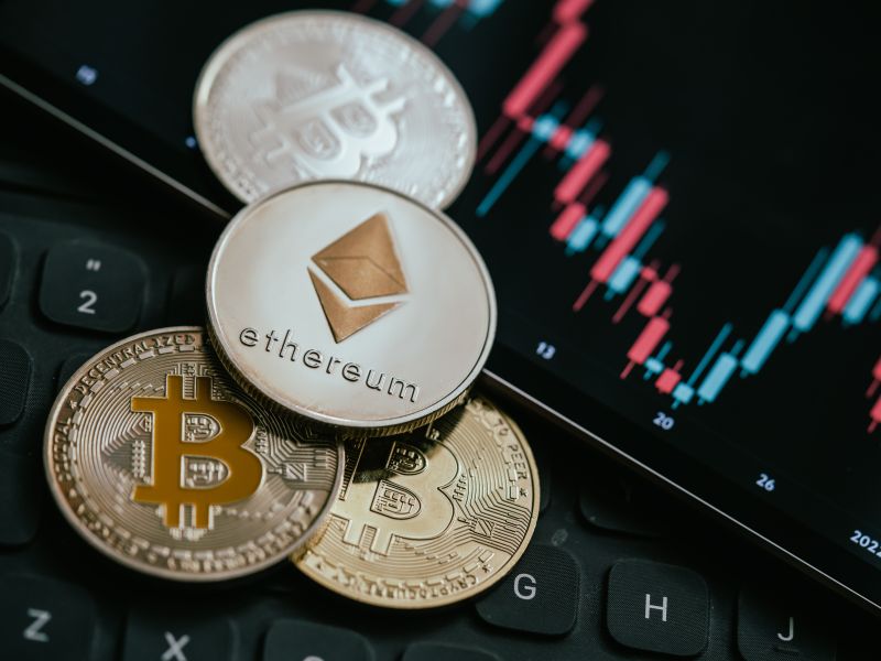 Bitcoin falls drastically to $55,400, marking its largest loss since 2022