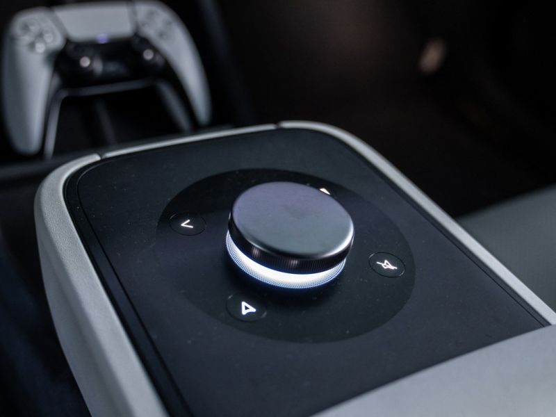 The Afeela electric vehicle also boasts a luxurious interior with significant updates from the prototype. New features include a larger central console with two wireless charging pads, as well as the use of artificial intelligence for driver assistance systems. The vehicle will utilize the Vision Transformer model for route planning, with a backup system to ensure safety. These systems will also rely on Qualcomm chips.