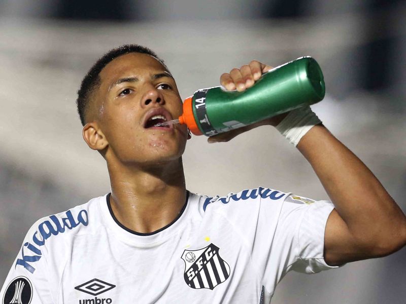 Angelo Gabriel has some water during the Copa Libertadores football tournament group stage match against Argentina's Boca Juniors at Vila Belmiro stadium in Santos, Brazil, on May 11, 2021. / AFP / POOL / GUILHERME DIONIZIO
