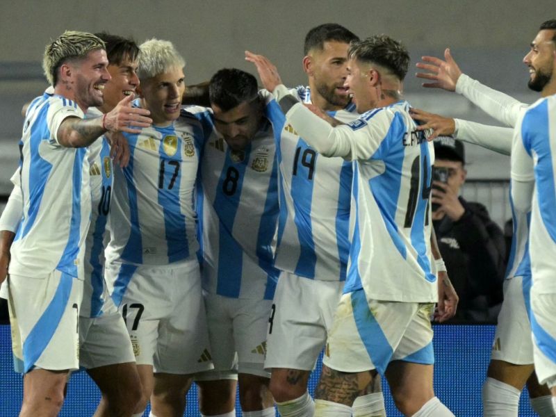Argentina's midfielder Paulo Dybala (2nd L) celebrates with teammates after scoring during the 2026 FIFA World Cup South American qualifiers football match between Argentina and Chile at the Mas Monumental stadium in Buenos Aires on September 5, 2024. (Photo by JUAN MABROMATA / AFP)