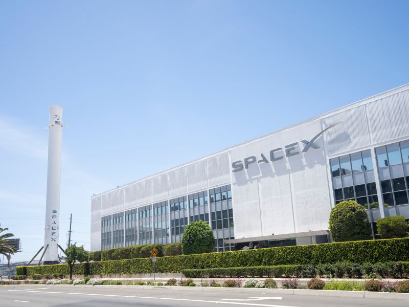 SpaceX launches a capsule to rescue NASA astronauts 