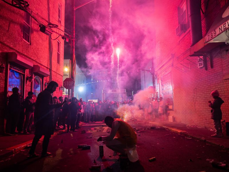 The lights and fireworks can also be seen as an expression of gratitude to the heavens for blessings of health, wealth, knowledge, peace, and prosperity. The five days of Diwali celebrations include various traditional activities, starting from cleaning the house in the spring, decorating it with lights, creating Rangoli, shopping for gold or silver, offering sweets, and praying to deities. (photo by afp)