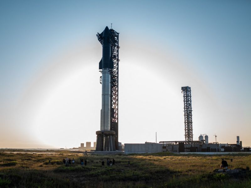 If successful, this test could pave the way for more complex operations, such as in-orbit refueling, crucial for lunar missions. However, setbacks could potentially delay NASA's Artemis program, which aims to return humans to the moon ,The upper Starship spacecraft will again attempt a controlled landing maneuver over the ocean during this test. The outcome of this flight is significant for both SpaceX's Mars ambitions and NASA's lunar plans.(photo by afp)
