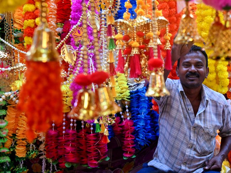 There are various stories about the origins of the festival. Professor Jan Wolford from La Trobe University notes that "even non-religious Australians celebrate Diwali." Aaron Sharma, the organizer of the Diwali festival in Melbourne, mentioned in a previous interview with SBS News that the ritual of using lights, known as Diyas, can be an opportunity for quiet reflection, focus, and self-enlightenment. (photo by afp)