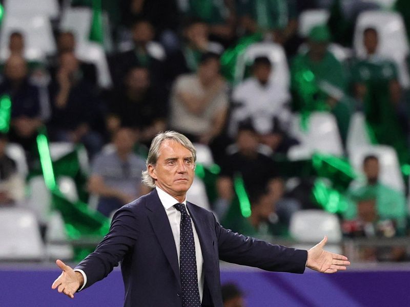Saudi Arabia's Italian coach Roberto Mancini gestures to his players from the touchline during the Qatar 2023 AFC Asian Cup Group F football match between Saudi Arabia and Thailand at Education City Stadium in al-Rayyan, west of Doha, on January 25, 2024. (Photo by Giuseppe CACACE / AFP)