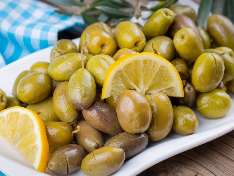 تفسير حلم أكل الزيتون الأخضر في المنام