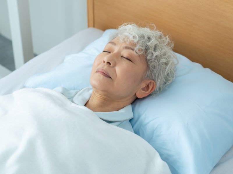 تفسير رؤية جدتي المتوفية في المنام للعزباء والمتزوجة