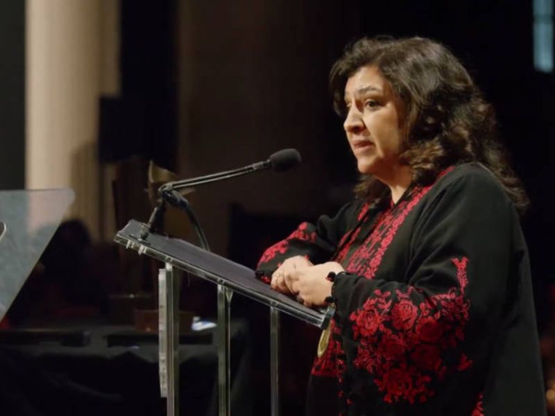 الفلسطينية لينا خلف تفاحة تفوز بجائزة الكتاب الوطني للشعر