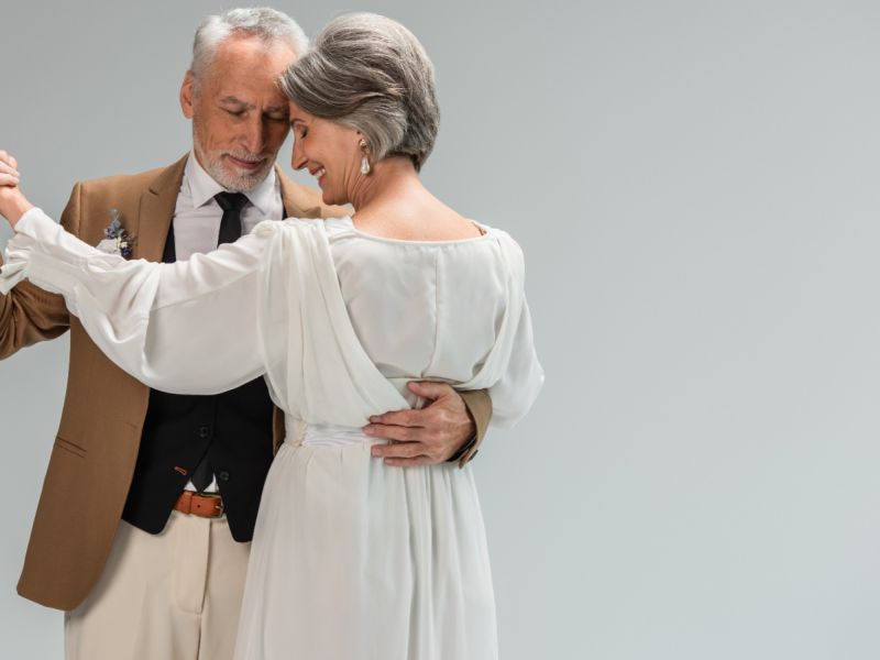 أفضل فساتين الزفاف لتجديد عهود الزواج