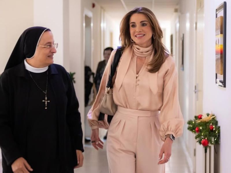 الملكة رانيا بإطلالة وردية ساحرة في بيت الزيارة لراهبات الوردية