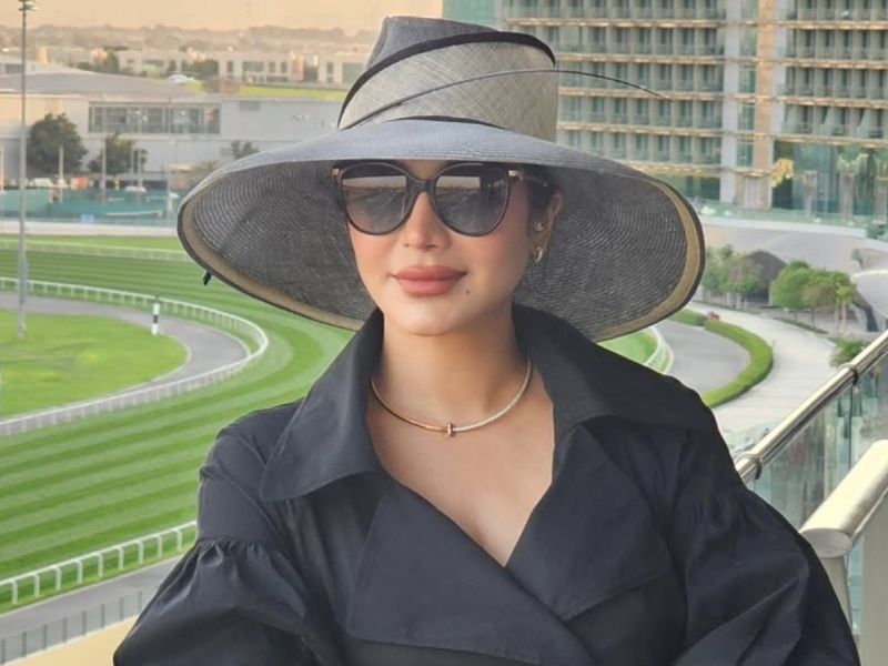 لجين عمران بفستان بنمط المعطف في كأس دبي العالمي للخيول