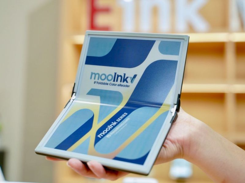 Readmoo unveils the world's first foldable e-book
