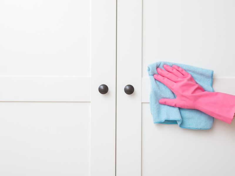 طرق تنظيف الأبواب الخشبية البيضاء