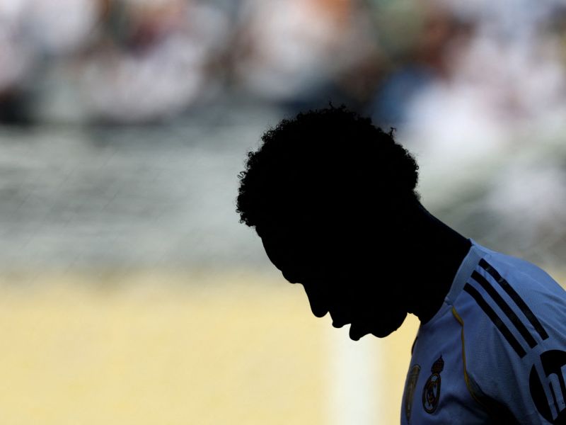 هل يغادر فينيسيوس ريال مدريد بسبب خلافه مع ألونسو؟