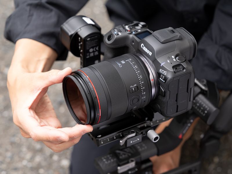 الصور الشخصية الكلاسيكية بروح جديدة: كانون تطلق عدسة RF 85MM F1.4L VCM الاحترافية للتصوير الهجين 
