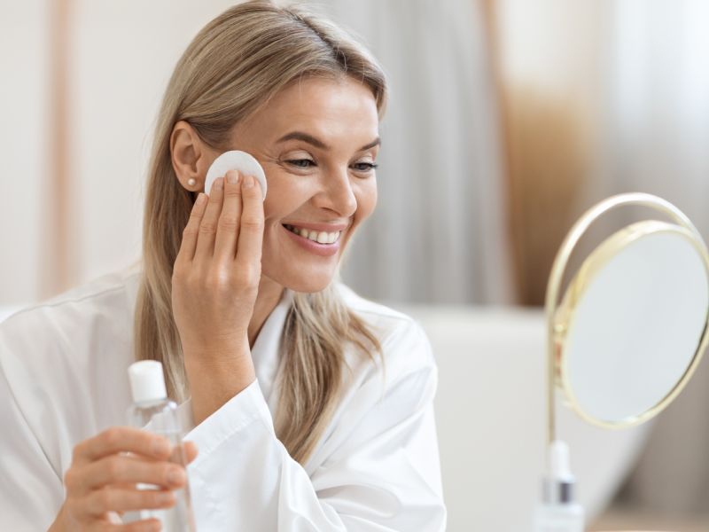 الطريقة الصحيحة لإزالة مكياج العيون والحفاظ على صحة البشرة