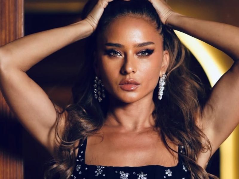 نيللي كريم تتألق في أسبوع الموضة بالعاصمة الفرنسية باريس
