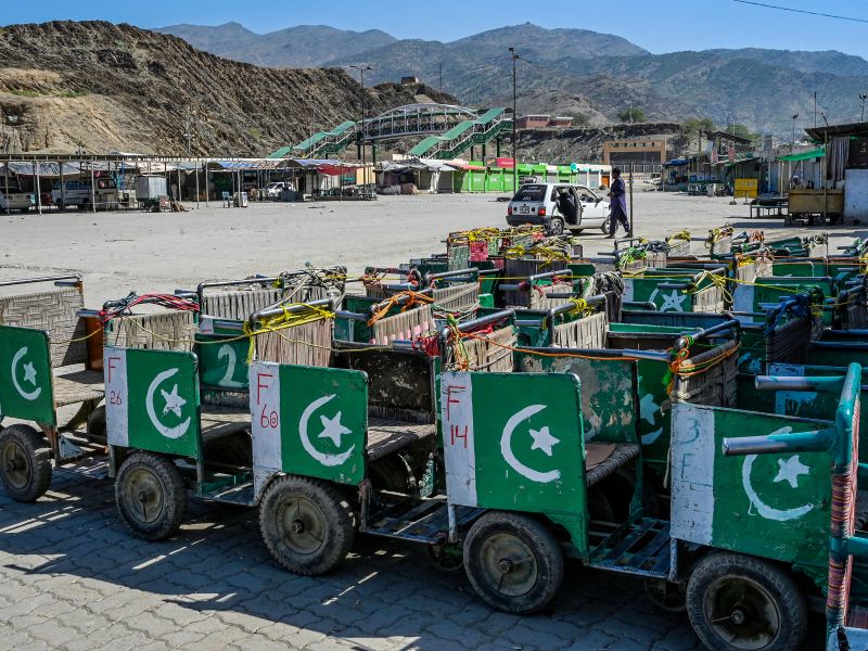 Deadly Pakistan–Afghanistan border clashes escalate, dozens killed 