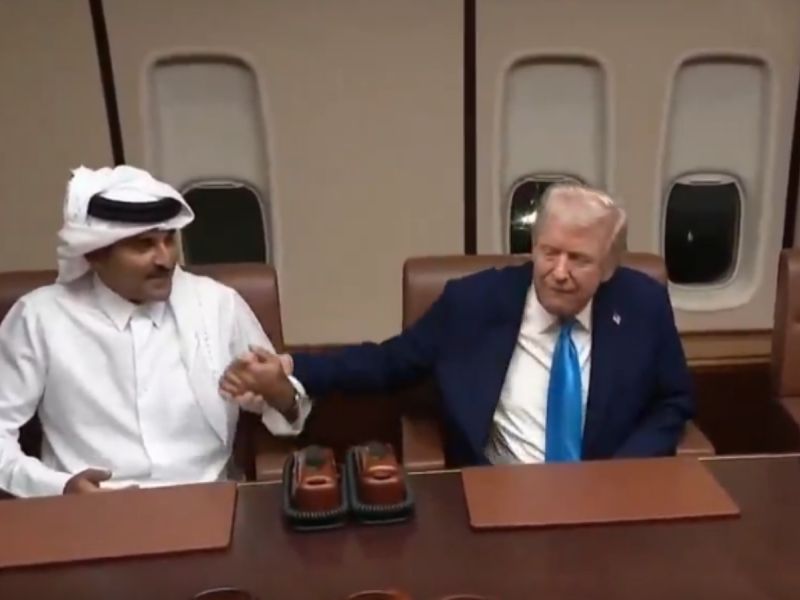 ترامب يرفض النزول في قطر ويستقبل أميرها على متن الطائرة