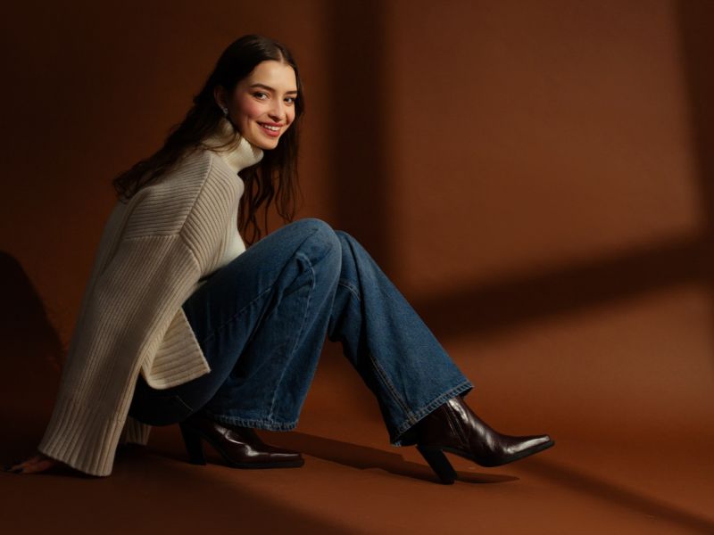 أفكار ممتعة وعصرية لارتداء الجينز هذا الشتاء 2026