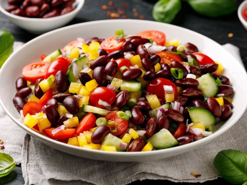 سلطة فاصوليا حمراء مشبعة ومليئه بالفيتامينات والمعادن