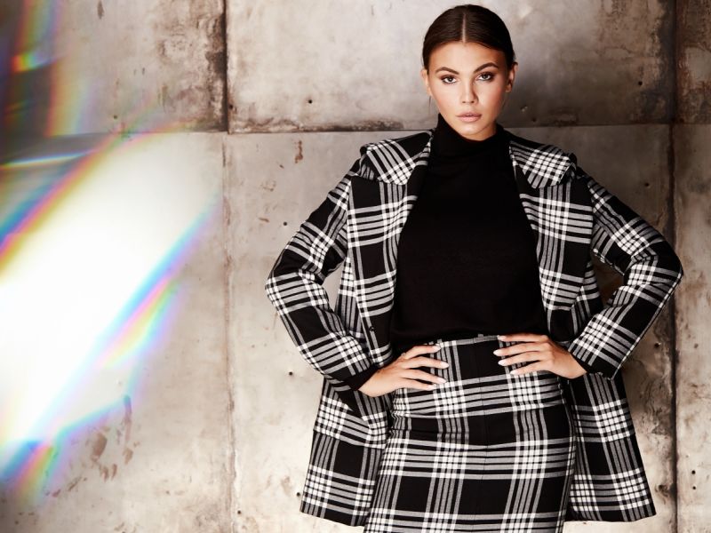 كيف تنسقين التنورة القصيرة في الخريف؟