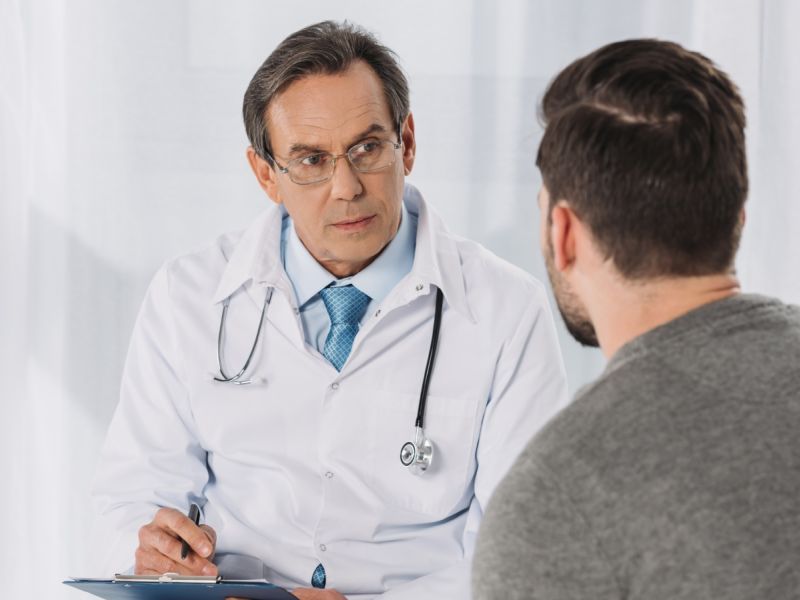 كيف يمكن للأصدقاء والعائلة دعم الرجال في فحص صحتهم؟