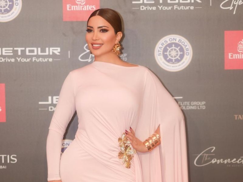 نسرين طافش بإطلالة ساحرة بالوردي في ستارز اون بورد