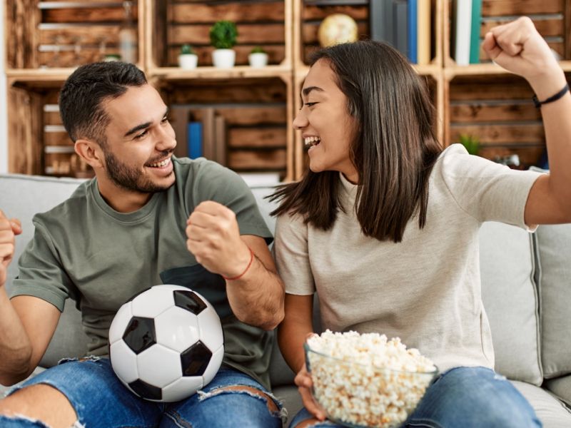 نصائح للمتزوجين عند مشاهدة مباريات كأس العرب فيفا 2025 لأجواء ممتعة وهادئة