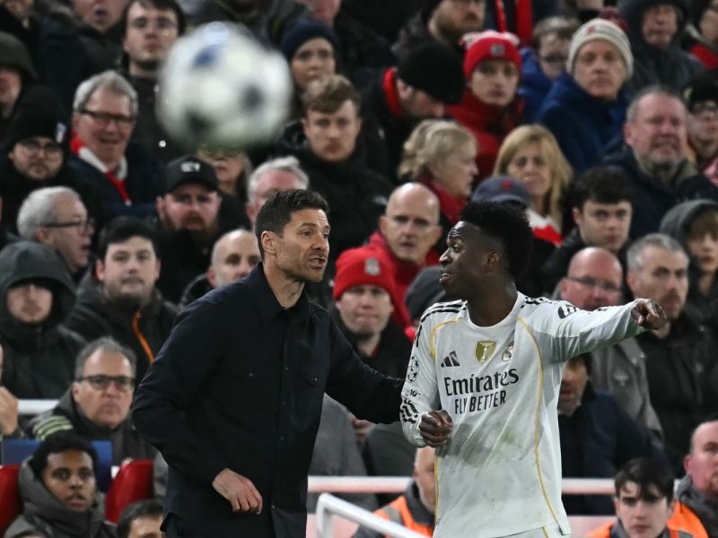 نجم ريال مدريد يهدد برفض التجديد إذا بقي تشابي ألونسو مدرباً