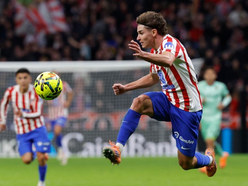 ألفاريز يخرج عن صمته بشأن شائعات انتقاله إلى برشلونة