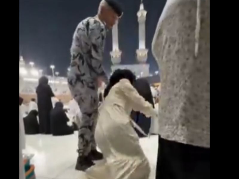 جدل واسع بعد اعتداء رجل أمن على معتمِرة ورجل مصري في الحرم المكي