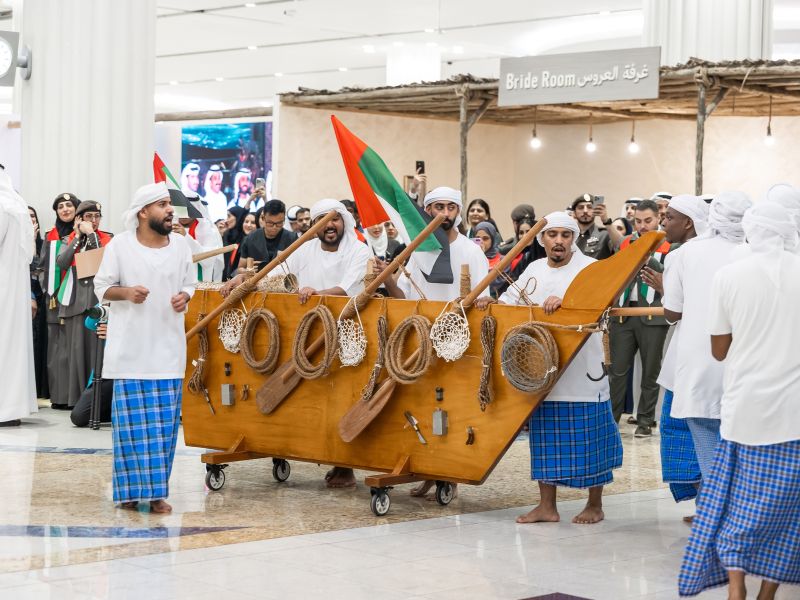 مطارات دبي تحتفل بعيد الاتحاد الـ 54 بأجواء "الفريج الإماراتي" التراثية