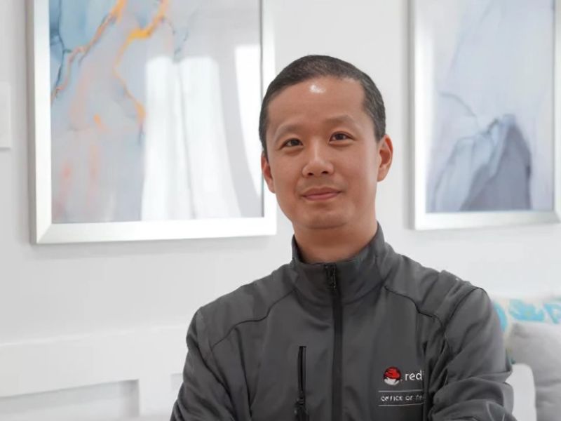 الموجه الدلالي للنماذج اللغوية الكبيرة الافتراضية: تكاملٌ بين التوجيه الشبكي الذكي والذكاء الاصطناعي مفتوح المصدر 