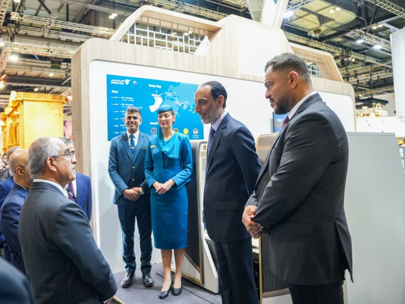 الطيران العُماني يستعرض خدماته الحائزة على جوائز وتوسّع شبكته الدولية في معرض سوق السفر العالمي – لندن 2025