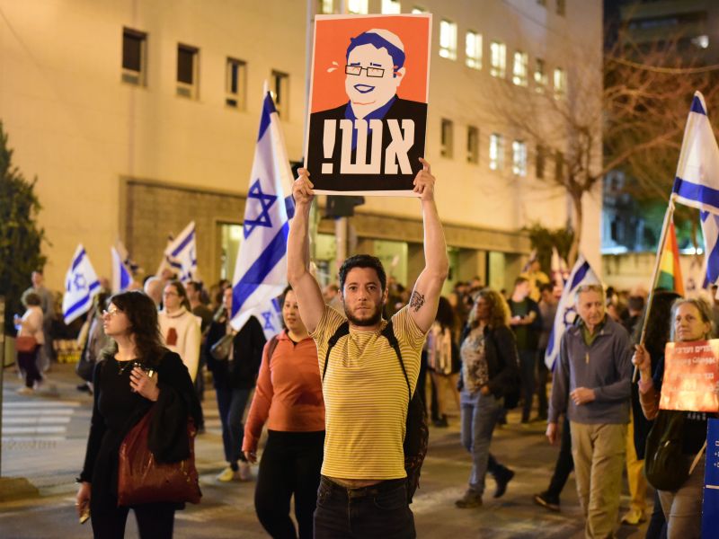 بن غفير يحتفل بتوزيع البقلاوة بعد تمرير قانون إعدام الأسرى الفلسطينيين