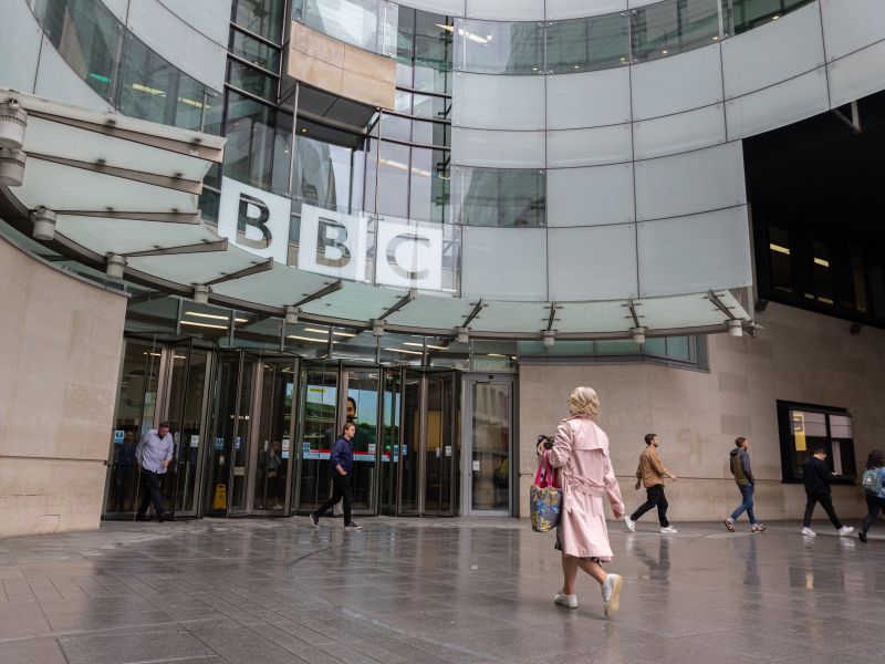 ترامب يهدد بمقاضاة "بي بي سي" والمطالبة بتعويض مليار دولار