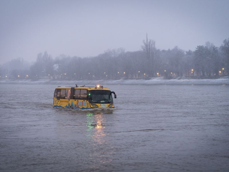Amphibious bus