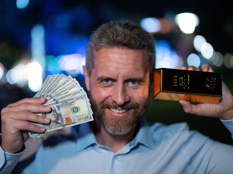 المعدن الأصفر يخسر مكاسبه