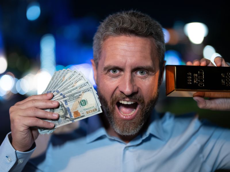 الذهب يتراجع مع صعود الدولار وترقب بيانات أمريكية