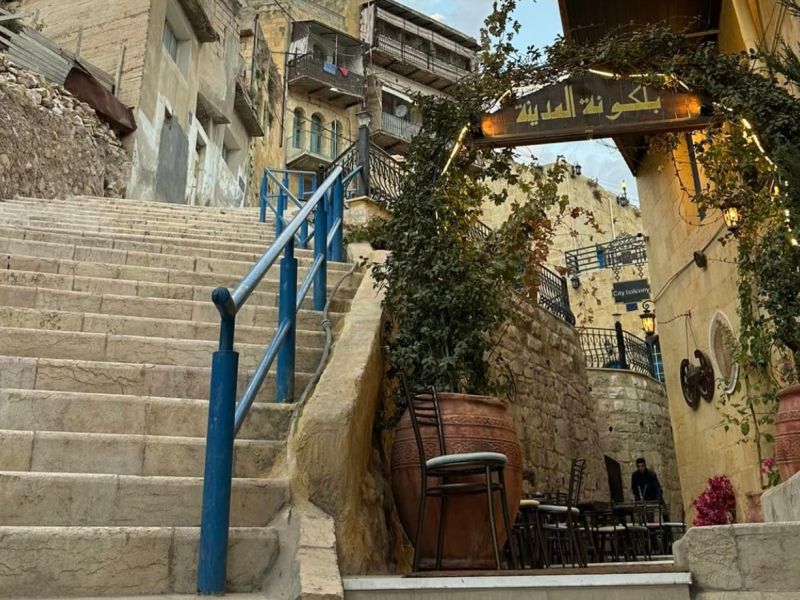 مطعم وكافيه بلكونة المدينة… وجهة سياحية تراثية في السلط