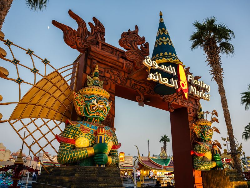 مذاقات عالمية بانتظار ضيوف القرية العالمية في السوق العائم وركن التشات الهندي